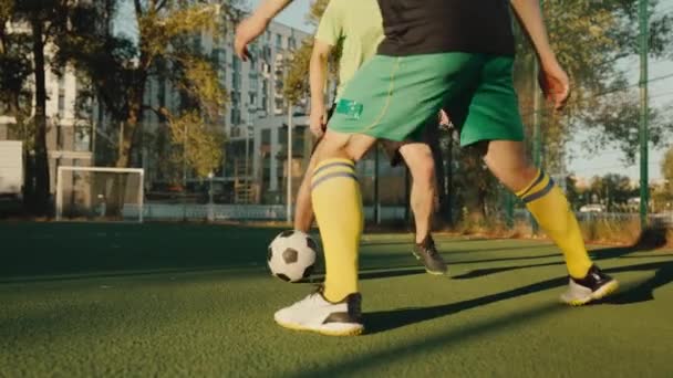 田径队在城市赛场上踢足球 在农村玩得很开心 男性业余爱好 竞技体育游戏 — 图库视频影像