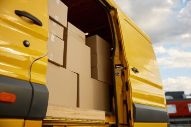Mini kamyonet kapılarını ve karton paket kutularını açtık. Ekspres nakliye hizmeti