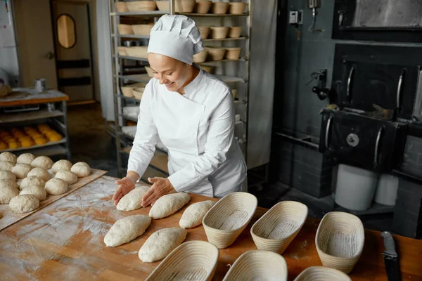 Профессиональный Положительный Пекарь Формирует Хлеб Сырого Теста Малый Бизнес — стоковое фото