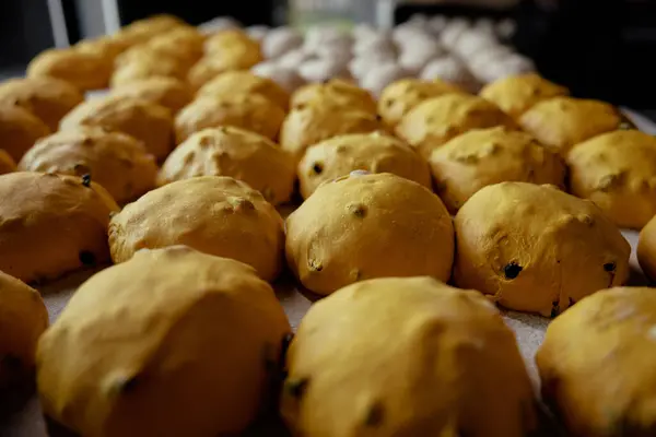 Primer Plano Bollos Redondos Recién Horneados Panadería Pastelería Dulce Con — Foto de Stock