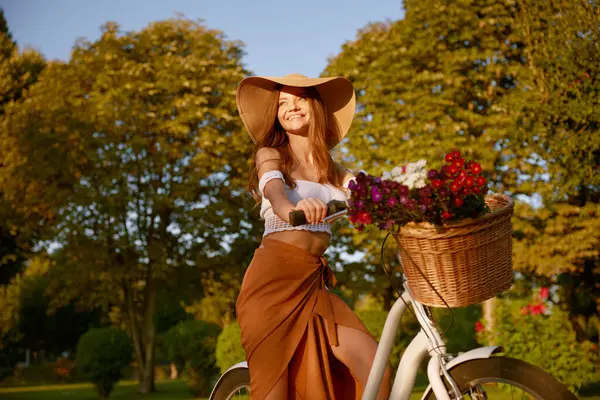 Vakker Munter Kvinne Blomsterhandler Som Smiler Nyter Solnedgang Mens Har – stockfoto