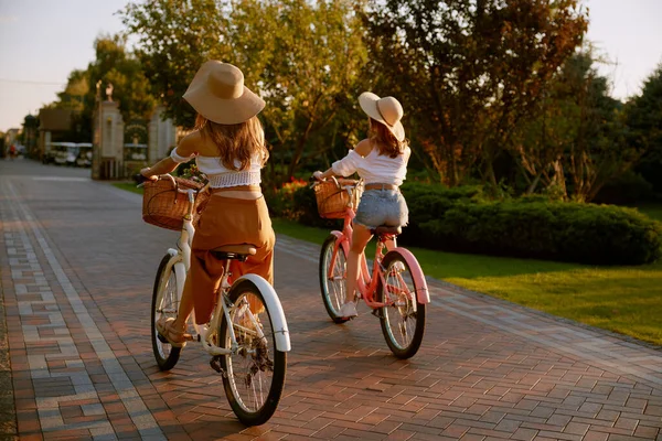 Zwei Junge Frauen Mit Dem Fahrrad Stadtpark Von Hinten Betrachtet — Stockfoto