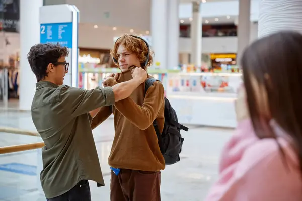 两个十几岁的男孩因为对女孩的感觉和在购物中心打架而产生误解 青年人的顶嘴 — 图库照片