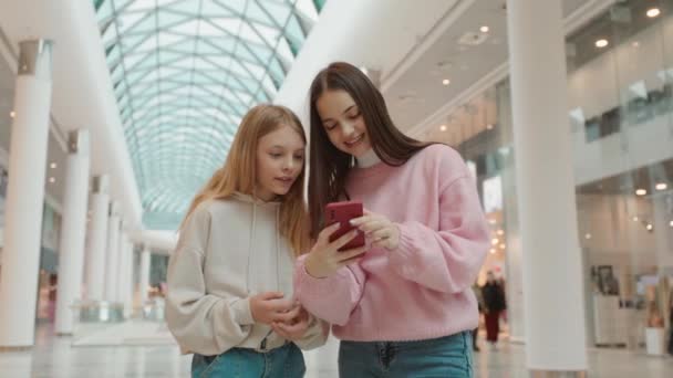 Молоді Дівчата Моди Дивляться Щось Цікаве Смартфоні Торговому Центрі Захоплені — стокове відео