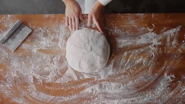 Bäckerhände Arbeiten Mit Teig Der Küche Gebäck Oder Brot Zuzubereiten — Stockvideo