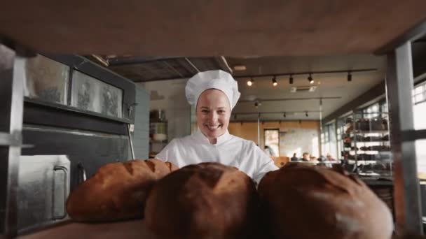 Mujer Panadero Sonriendo Felizmente Empujando Estante Madera Con Pan Recién — Vídeos de Stock