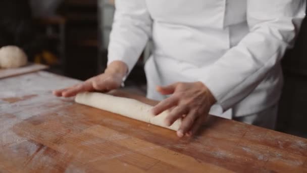 ベイカーの手は キッチンでペストリーやパンを準備するために生地で動作します ベーカリーコンセプト — ストック動画