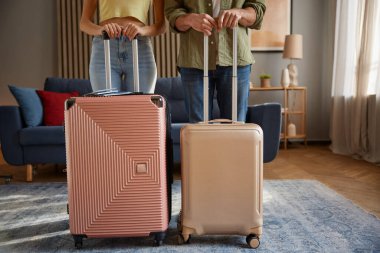 Aile çiftleri evde bavullarıyla gezintiye çıkıyorlar. Tatile ve romantik yolculuğa hazırız. Konsept başlasın.