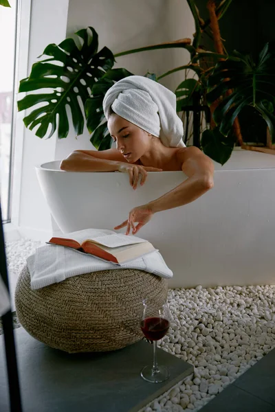 Mujer Relajada Bañándose Disfrutando Leyendo Libro Con Vino Agradable Tiempo — Foto de Stock