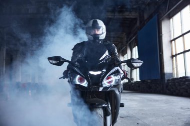 Ehliyet kursunda motosikletçi hızlı gidiyor. Yüksek hız aşırı sürüş sınıfı