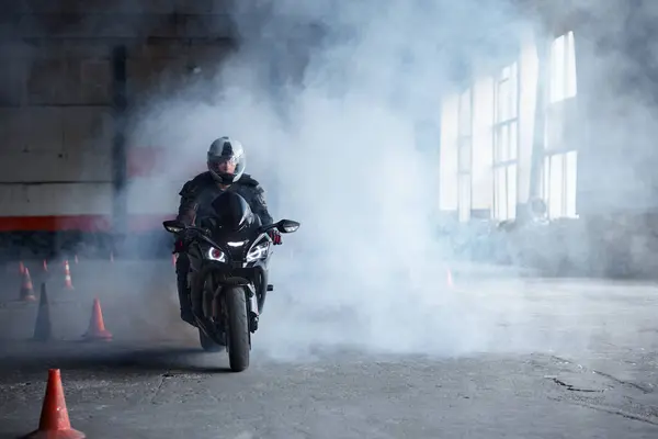 Ehliyet Kursunda Motosikletçi Hızlı Gidiyor Yüksek Hız Aşırı Sürüş Sınıfı — Stok fotoğraf