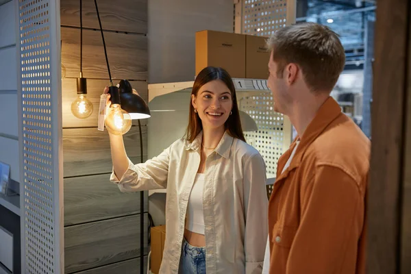Jonge Familie Koppel Kiezen Nieuwe Lamp Voor Haar Appartement Winkel — Stockfoto