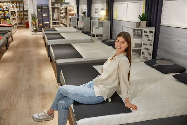 Jonge Vrouw Shopper Kiest Nieuw Bed Moderne Meubelen Showroom Aantrekkelijke — Stockfoto
