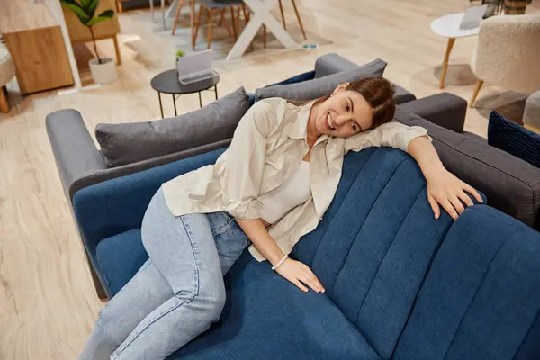 Jonge Vrouw Zoek Naar Verkoopprijzen Nieuwe Sofa Bank Meubelzaak Aantrekkelijke — Stockfoto