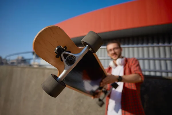 Hipster Guy Holding Wooden Skateboard Extreme Race Sport Hobby Healthy — Stock Photo, Image