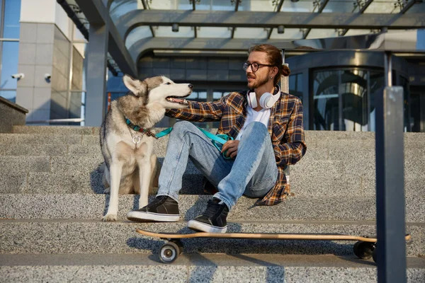 Happy Hipster Guy Skateboarder Resting Sitting Loving Dog Urban Fun — Stock Photo, Image