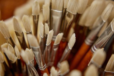 Kırtasiye dükkanında boya fırçası. Sanatçı, yaratıcı stüdyo ve sanat sınıfı için sanatsal boya fırçaları