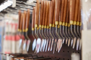 Çizim için palet ya da palet bıçağıyla seçmeli odak noktası. Sanat aletleri sanat kırtasiyesinde sergileniyor.