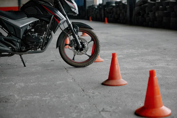 Sürücü Kursunda Trafik Konisi Arasında Motosiklet Eğitimi Motosiklet Sürücüleri Için — Stok fotoğraf