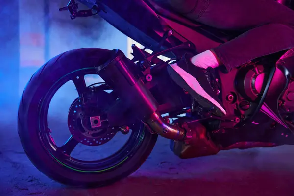 Neon Işıklı Dumanlı Motorsiklet Tekerleği Manzarası Sürücü Kursunda Antrenman Için — Stok fotoğraf
