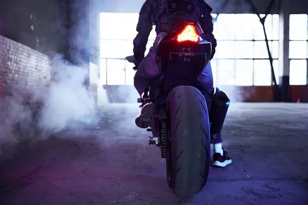 Neon Işıklı Dumanlı Arka Taraftan Motorsiklet Tekerleği Manzarası Sürücü Kursunda — Stok fotoğraf