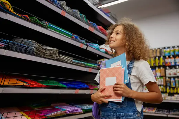 Kırtasiyeden Defteri Seçen Alan Küçük Bir Kız Öğrenci Perakende Mağazası — Stok fotoğraf