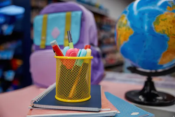 Kırtasiye Malzemeleri Okul Çantası Dünya Küresi Satıştaki Masada Sergilenecek Satın — Stok fotoğraf