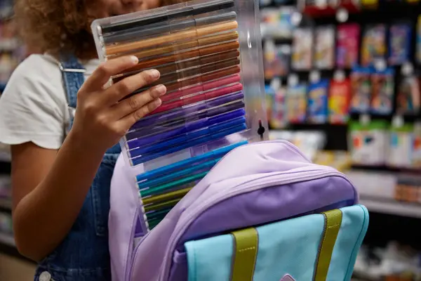Kırtasiyeden Alışveriş Yapan Kız Öğrenci Sanat Dersi Için Renkli Işaretler — Stok fotoğraf