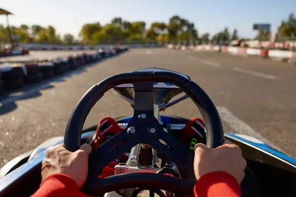 ステアリングホイールを握る手に焦点を当ててスポーツカーを運転するクローズアップゴーカートレーサー レクリエーション追求 スピードレースコンセプトのカート — ストック写真