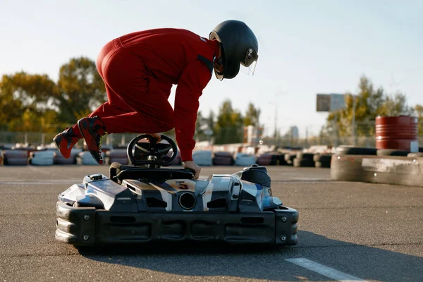 Aufgeregte Fahrer Springen Cart Bereit Für Speed Rennen Unterhaltung Männliches — Stockfoto