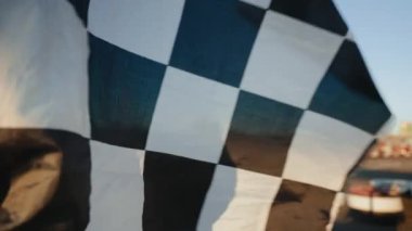 Açık hava motorlu yarış pistinde bayrak sallıyor. Aşırı sürüş eğlence aktivitesi, spor kulübünde eğitim.