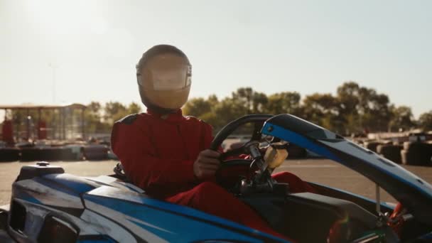 Koncentrált Karting Pilóta Készen Áll Bajnokság Megkezdésére Szabadtéri Karting Pályán — Stock videók