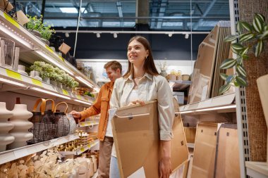 Mutlu çift ev dekorasyonu için duvar resmini mi seçiyor yoksa tatillerde akrabalara hediye mi alıyor?