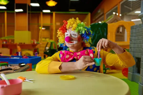 Palhaço Engraçado Vestindo Peruca Multicolorida Traje Brincando Com Chá Brinquedo — Fotografia de Stock