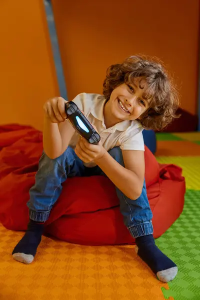可爱的小男孩抱着操纵杆在孩子们的中心玩电脑游戏 同时在周末玩乐的肖像 — 图库照片