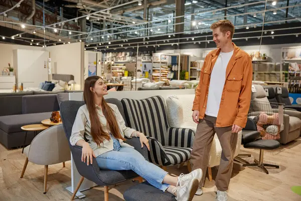 Junges Familienpaar Wählt Bequemen Stuhl Für Den Wohnbereich Geschäft Mit — Stockfoto