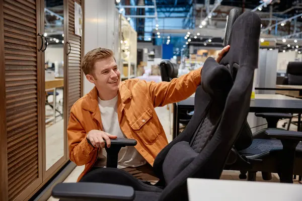 Young Handsome Man Making Decision What Home Office Armchair Buy — Stock Photo, Image