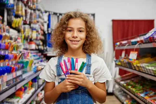 Kırtasiye Dükkanında Duran Seçici Odaklı Kız Elinde Çeşitli Kalemler Tutuyor — Stok fotoğraf