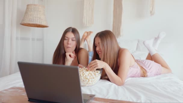 Jovens Amigas Irmãs Excitadas Assistindo Filme Engraçado Computador Portátil Comendo Filmagem De Stock