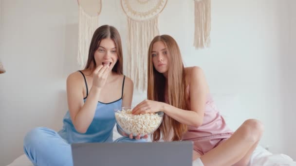 Meninas Jovens Amigos Irmãs Assistindo Filme Engraçado Computador Portátil Comendo Vídeo De Stock