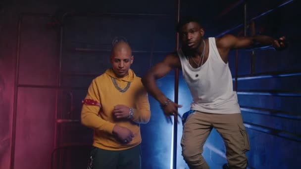 Cool Funky Rappers Equipe Gesticulando Dançando Juntos Artistas Hip Hop Filmagem De Stock Royalty-Free