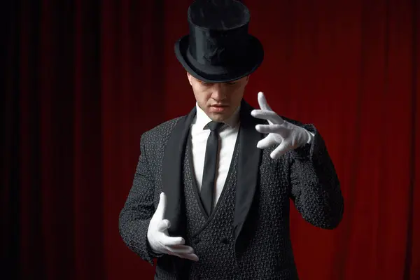 在舞台上 英俊男子魔术师穿着白手套挥手表演神秘魔术的蜡像 魔术表演与观众的魅力 — 图库照片