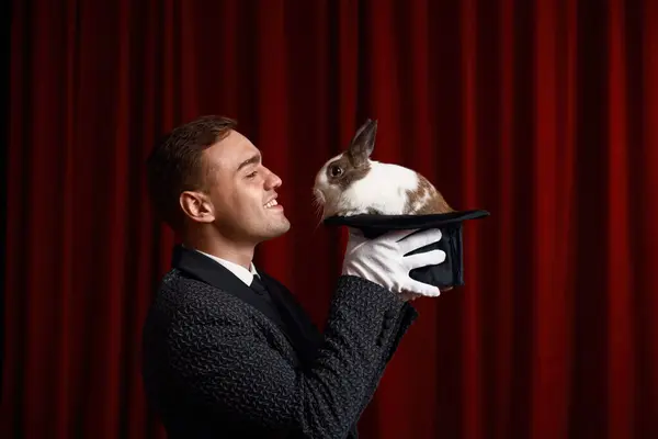 Tavşana Bakan Sihirbazın Yan Görünüş Portresi Şapkanın Içinde Belirdi Tiyatro — Stok fotoğraf