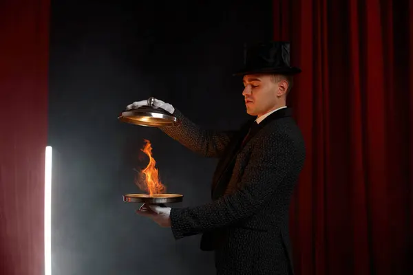 Sahne Kostümü Giyen Erkek Sihirbaz Çelik Tepsiyle Sihirbazlık Numarası Yapıyor — Stok fotoğraf