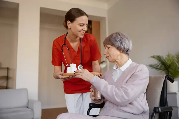 Senior Lady Receiving Pills Woman Healthcare Worker Nursing Home Old — Stock Photo, Image