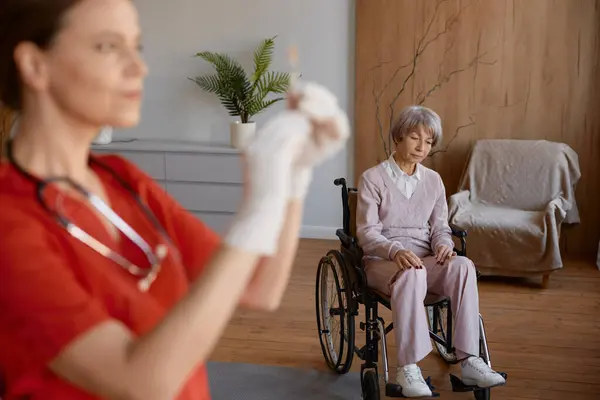合格的专业妇女护士在养老院为老年妇女病人准备注射器 电晕或流感爆发期间为长者注射药物 — 图库照片