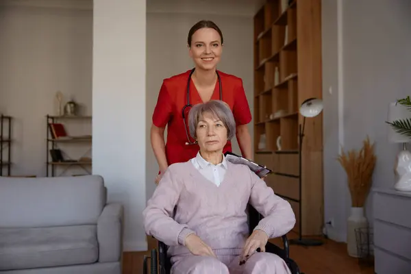 車椅子に座って歩く女性を準備する介護婦 老人ホームにおける高齢者の日常活動 — ストック写真