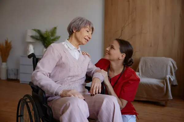 그녀의 환자와 이야기 의사의 초상화 휠체어에서 숙녀를 지원하고 실무자 전문적인 — 스톡 사진
