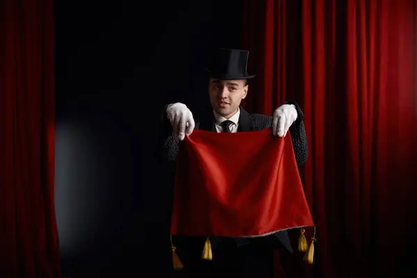 Ung Manlig Trollkarl Skådespelare Visar Trick Med Servett Mystisk Atmosfär Royaltyfria Stockbilder