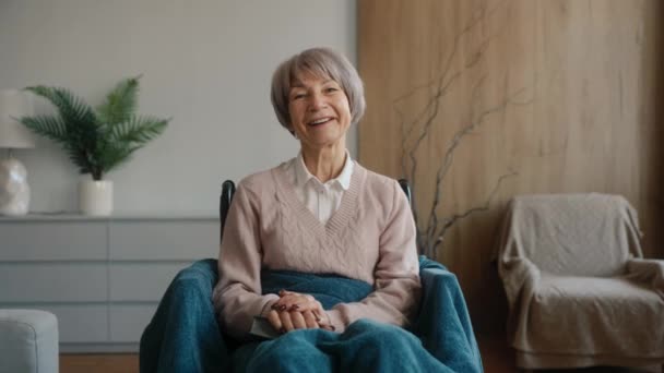 Velha Senhora Sorridente Cadeira Rodas Casa Casa Repouso Envelhecimento Feliz Vídeo De Stock